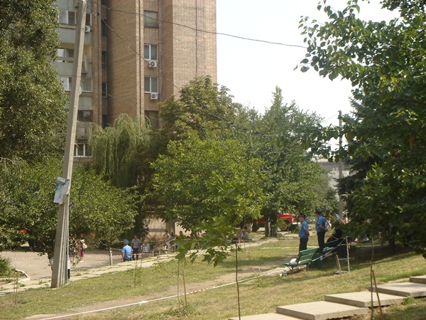 Для ликвидации последствий взрыва в Луганске по улице Шевченко, 4, было привлечено и задействовано 6  бригад «скорой» помощи 