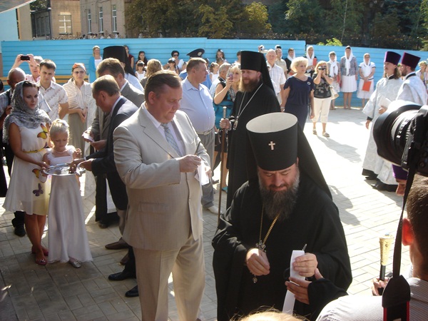 В Луганске 24 августа в 8.30 состоялось торжественное открытие храма в честь иконы Божьей Матери «Умиление», 