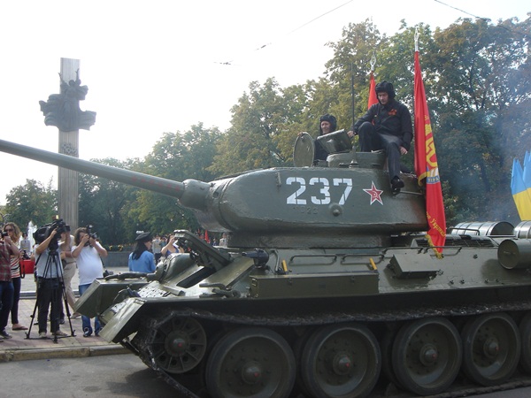 3 сентября по главной улице города Луганска проехал легендарный танк Т-34