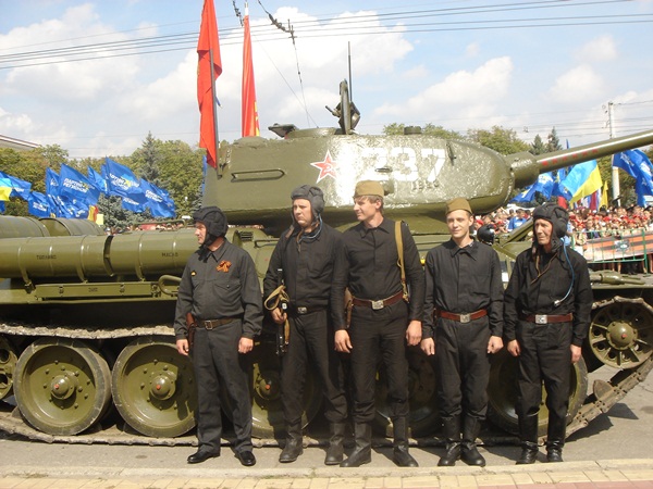 3 сентября по главной улице города Луганска проехал легендарный танк Т-34