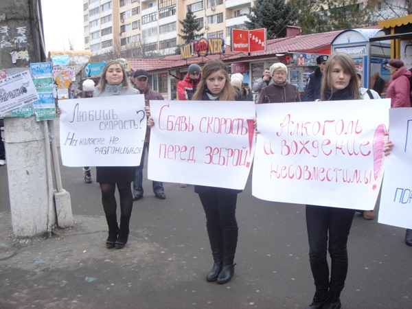 Луганские мажоры любят тишину: студенты провели акцию в память о сбитой сотрудником прокуратуры девушке 