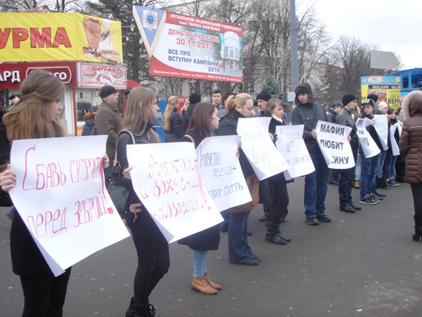 Луганские мажоры любят тишину: студенты провели акцию в память о сбитой сотрудником прокуратуры девушке 