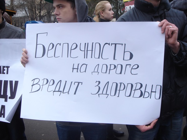 Луганские мажоры любят тишину: студенты провели акцию в память о сбитой сотрудником прокуратуры девушке 