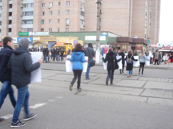 Луганские мажоры любят тишину: студенты провели акцию в память о сбитой сотрудником прокуратуры девушке 
