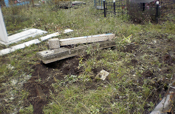 В Ровеньках (Луганская область) вандалы разрушили 27 надгробных памятников