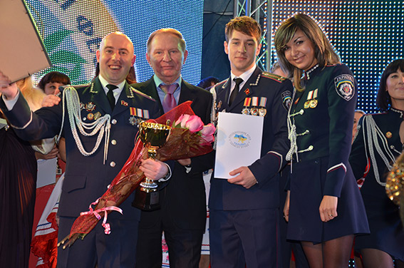 Второй президент Украины поздравил луганский милицейский патруль с победой на Международном конкурсе 