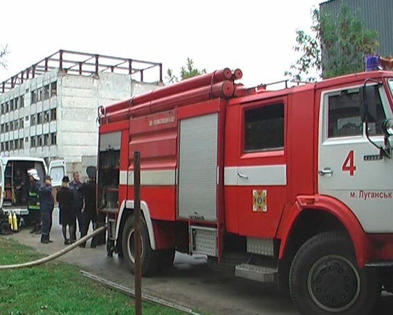Луганские милиционеры тушили огонь на одежде пострадавших 