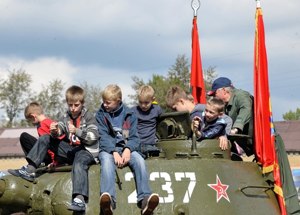 Легендарный луганский танк Т-34 вернули на место последней дислокации