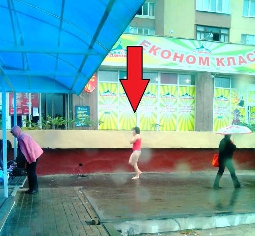 Луганчанкам все нипочем, даже пройтись по улице в нижнем белье 