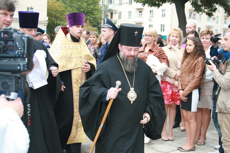 В Луганске прошел бал молодоженов 