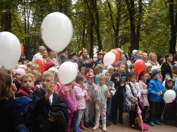В центре Луганска состоялось торжественное открытие детской площадки 