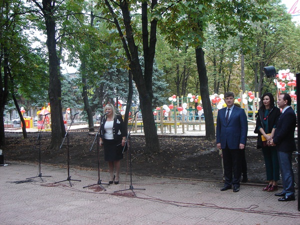 В центре Луганска состоялось торжественное открытие детской площадки 