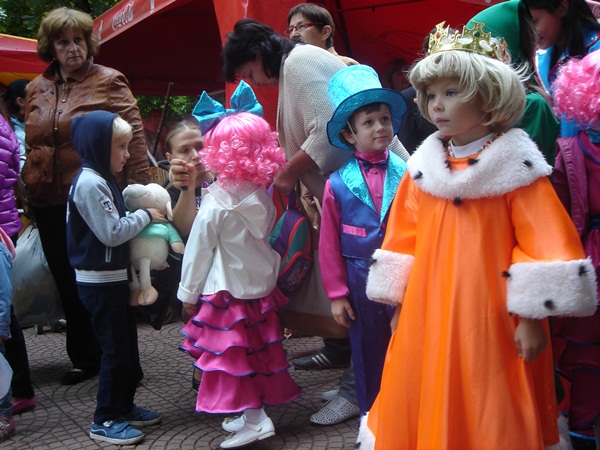 В центре Луганска состоялось торжественное открытие детской площадки 