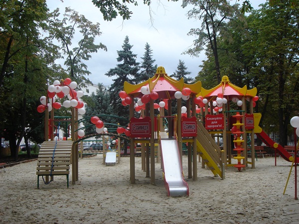 В центре Луганска состоялось торжественное открытие детской площадки 