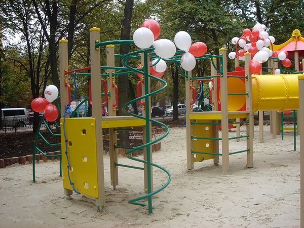 В центре Луганска состоялось торжественное открытие детской площадки 