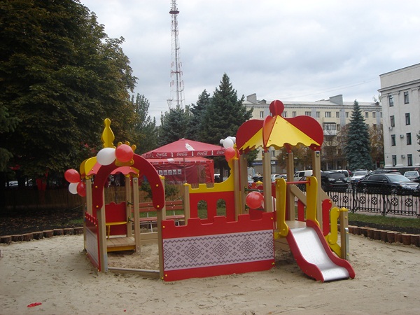 В центре Луганска состоялось торжественное открытие детской площадки 