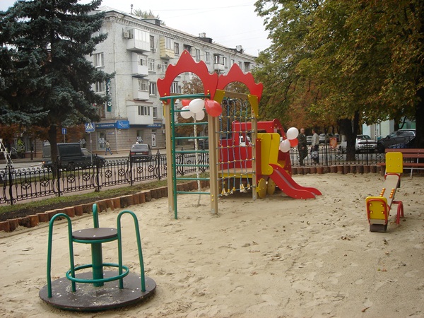 В центре Луганска состоялось торжественное открытие детской площадки 
