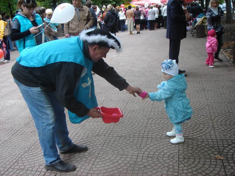 В центре Луганска состоялось торжественное открытие детской площадки 