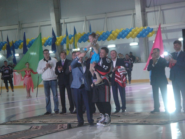 Вице-премьер-министр Украины открыл Ледовую арену в Луганске 