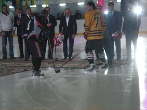 Вице-премьер-министр Украины открыл Ледовую арену в Луганске 