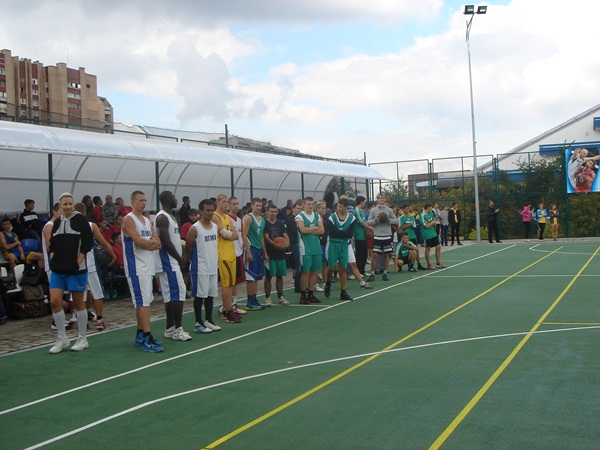 В Луганске прошел чемпионат по уличному баскетболу 