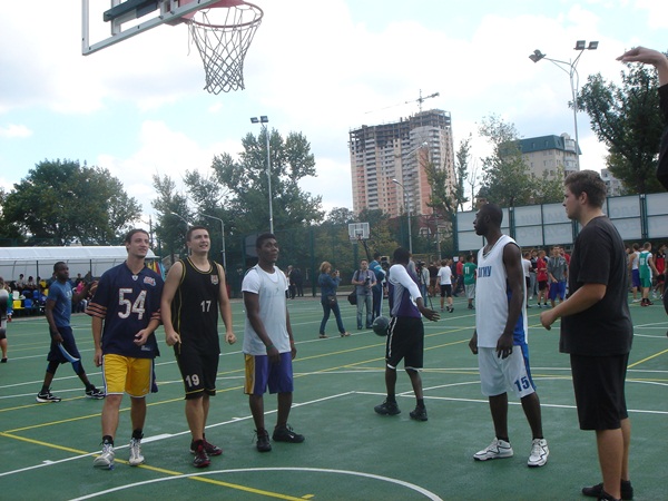 В Луганске прошел чемпионат по уличному баскетболу 