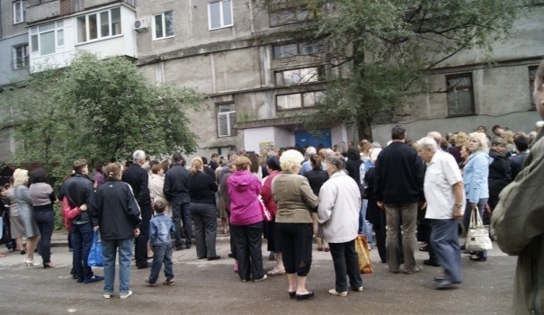 Жители Алчевска (Луганская область) попрощались с Людмилой Березиной, которую убили в первый день учебного года.