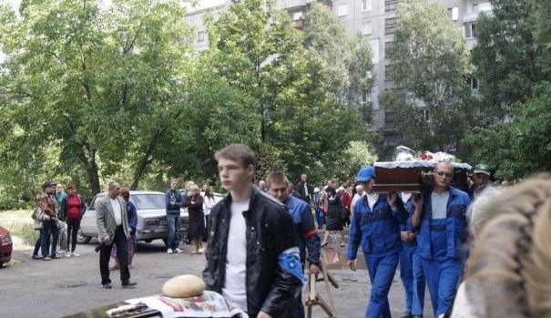 Жители Алчевска (Луганская область) попрощались с Людмилой Березиной, которую убили в первый день учебного года.