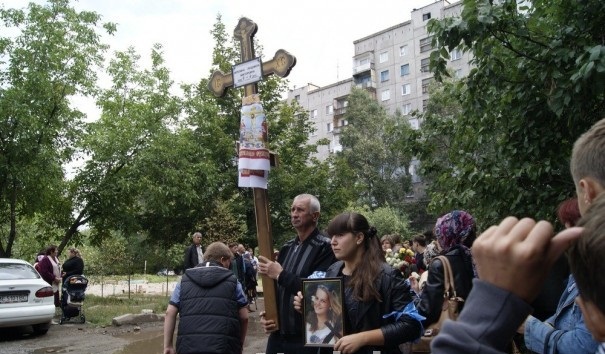 Жители Алчевска (Луганская область) попрощались с Людмилой Березиной, которую убили в первый день учебного года.