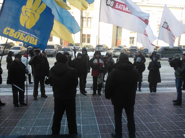 Луганчане выразили протест силовым атакам милиции в Киеве