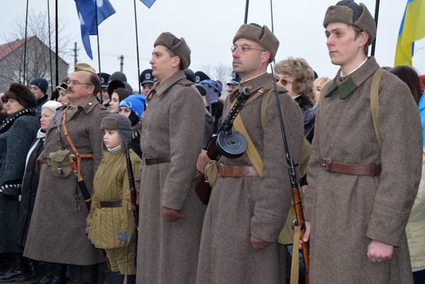 В Луганске почтить память освободителей решили автопробегом 