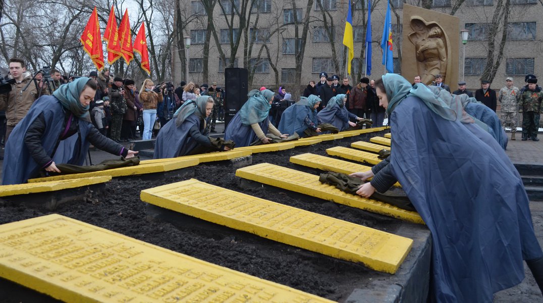 В Луганске почтить память освободителей решили автопробегом 