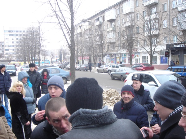 Разогнать пикет возле здания телеканала «ЛОТ» пыталась агрессивная женщина и двое мужчин маргинальной внешности 