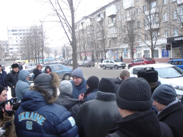 Разогнать пикет возле здания телеканала «ЛОТ» пыталась агрессивная женщина и двое мужчин маргинальной внешности 