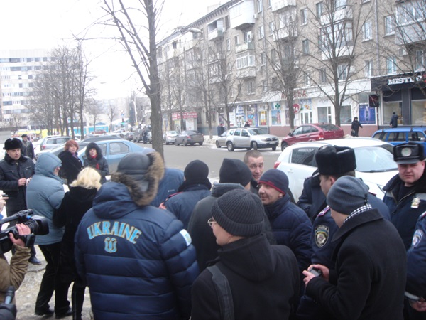 Разогнать пикет возле здания телеканала «ЛОТ» пыталась агрессивная женщина и двое мужчин маргинальной внешности 