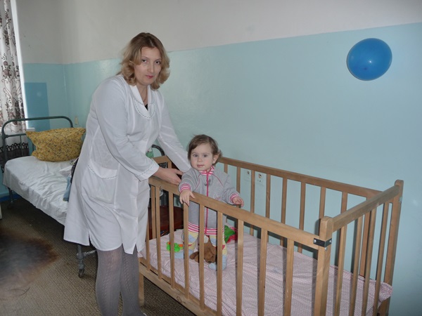 Годовалого ребенка, которого нашли на улице возле мертвой женщины, удалось спасти